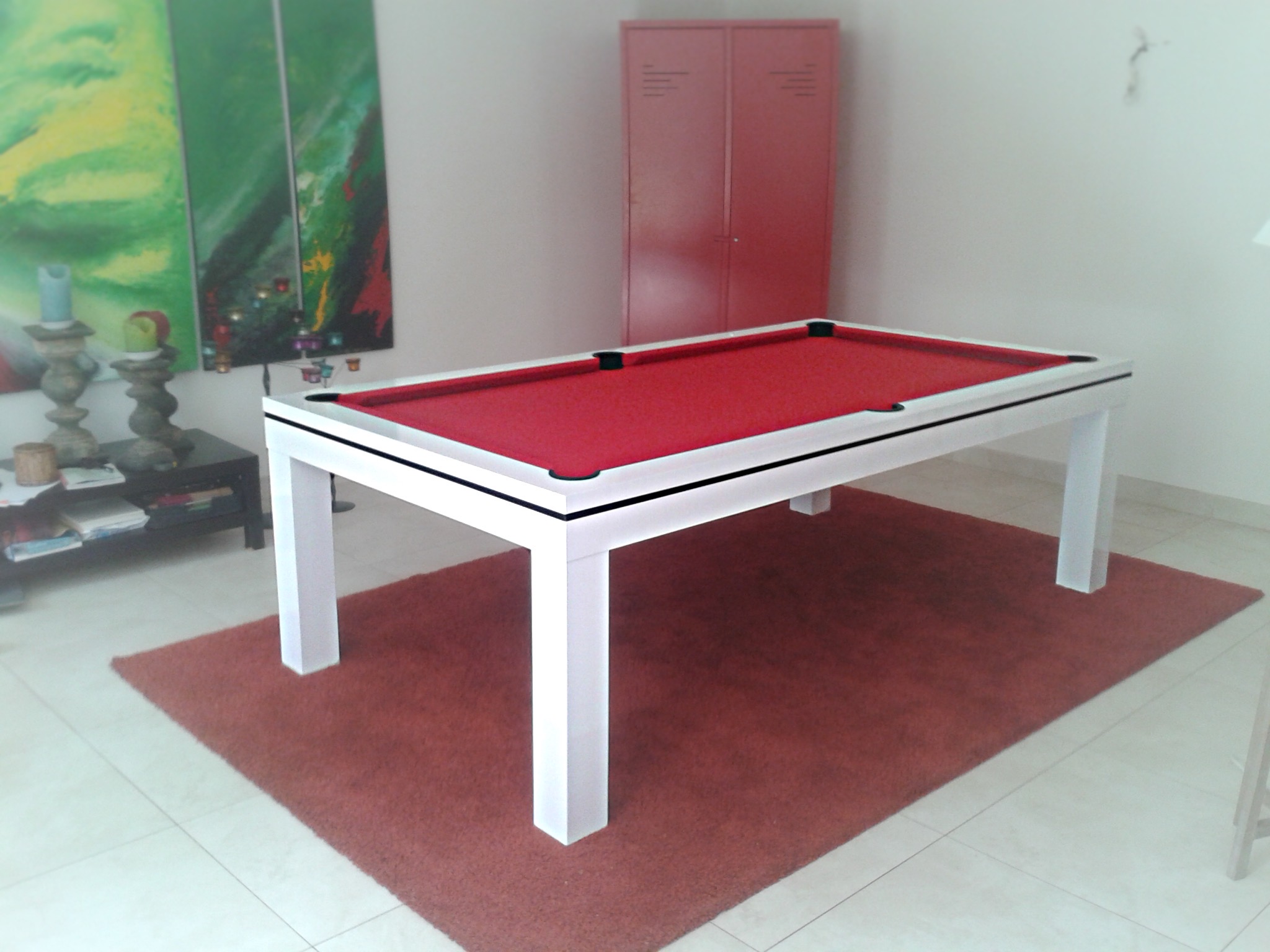 Billard design NOVEA dans sa traditionnelle finition blanc brillant avec liseré noir monté d'un tissu rouge. C'est un billard pas cher vu la sa qualité de fabrication.